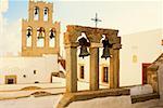 Cloches suspendues dans une église, le monastère d'Agios Ioannis, Patmos, îles du Dodécanèse, Grèce