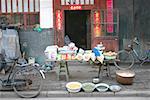 Étal de marché devant une porte, Pingyao, Province de Shaanxi, Chine