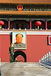 Soldat debout devant un musée, Tiananmen porte de la paix céleste, place Tiananmen, Pékin, Chine