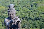 Vue angle élevé une statue bouddhiste, Tian Tan Buddha, monastère de Po Lin, Ngong Ping, Lantau, Hong Kong, Chine