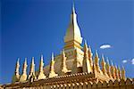 Faible vue d'angle d'un temple bouddhiste temple, That Luang, Vientiane, Laos