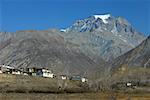 Maisons en face d'une montagne, Annapurna gamme, Himalaya, Népal