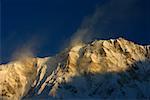 Lumière du soleil dans une neige couverte montagne, Deorali, gamme Annapurna, Himalaya, Népal