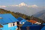 Vue d'angle élevé des maisons avec les montagnes en arrière-plan, Ghorapani gamme Annapurna, Himalaya, Népal