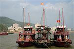 Tourboats dans la mer, la baie d'Halong, Vietnam