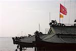 Drapeau flottant sur une pagode, baie d'Halong, Vietnam