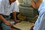 Zwei ältere Männer spielen ein Brettspiel, Hanoi, Vietnam