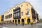 Vue d'angle faible d'un palais, le Palais Municipal, Lima, Pérou