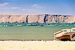 Le bateau sur la plage, la réserve nationale de Paracas, Paracas, région d'Ica, Pérou