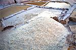 Gros plan des étangs d'eau salées, Salinas De Maras, Cuzco, Pérou