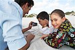 Vater und Kinder am Strand