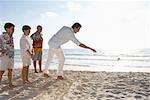 Familie spielen Boccia am Strand