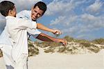 Famille, jeux de pétanque sur la plage