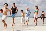 Familie Fußball spielen am Strand