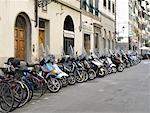 Scooters et vélos dans la rue, Florence, Italie