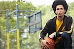 Porträt von Teenager Boy mit Basketball