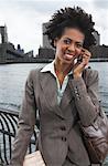 Femme d'affaires de l'East River, téléphone cellulaire, New York City, New York, États-Unis