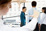 Femme encadrant les gens d'affaires avec les mains, Toronto, Ontario, Canada