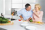 Couple à découper les légumes en cuisine