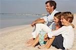Père sur la plage avec les enfants, Majorque, Espagne