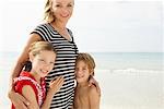 Porträt von Mutter mit Kindern am Strand, Mallorca, Spanien