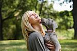 Femme avec chien dans le parc