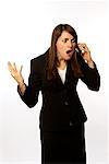 Femme d'affaires en colère sur téléphone portable