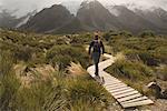 Mann Wandern entlang Boardwalk, Hooker Valley, Canterbury, Neuseeland