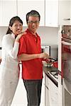 Mann und Frau in der Küche kochen, Blick in die Kamera Lächeln