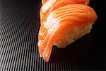 zwei Stücke von Lachs-Sushi, Nigiri auf Reisbällchen