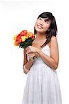 Jeune femme vêtue d'une robe blanche et tenant le bouquet de fleurs