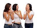 Drei junge Frauen beieinander stehen und lachen