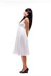 Junge Mädchen tragen weißes Kleid, Seitenansicht