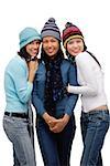 Trois jeunes femmes portant des écharpes et chapeaux, hiver