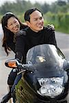 Homme et femme sur moto