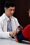 Un médecin examine un patient