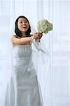 Eine Braut hält ein Blumenstrauß