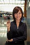 Jeune femme avec téléphone portable à l'aéroport