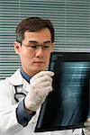 Médecin examinant les radiographies du genou