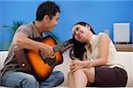 Serenading femme jeune homme