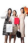 Drei junge Frauen mit Einkaufstaschen