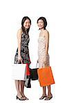 Zwei junge Frauen mit Einkaufstaschen