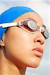Femme portant des lunettes de natation, tête