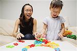 Mère et fille, jouant avec des jouets, souriant