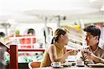 Couple à manger au café