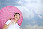 Jeune femme avec parapluie rose, souriant, vue d'angle faible