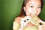 Femme mangeant donut