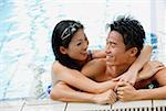 Couple en piscine, embrassant