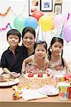 Mutter mit drei Kindern einen Geburtstag feiern