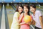 Drei Frauen im Bowlingbahn, Lächeln in die Kamera